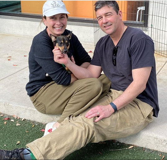 Kyle Chandler with pet dog and his wife